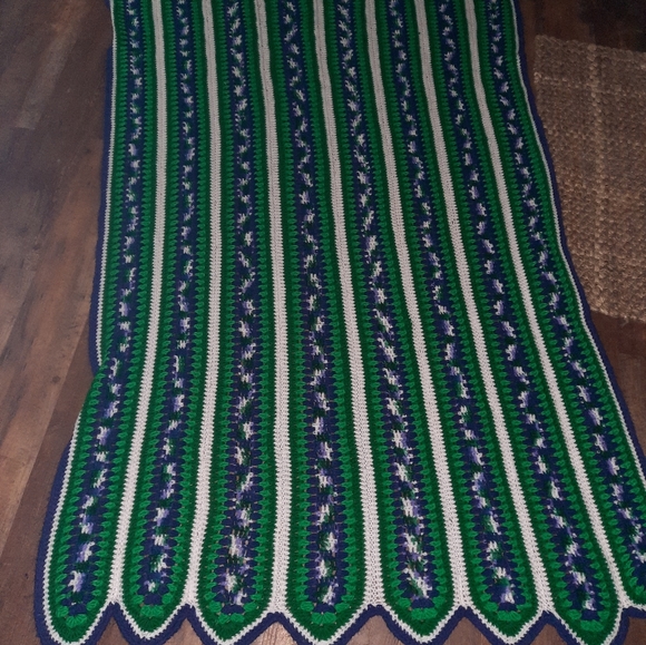 Hand crotchet throw blanket - Picture 7 of 8